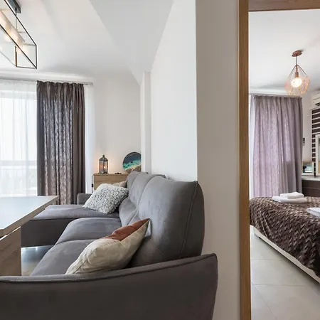 Stylish One Bedroom With Swimming Pool Appartamento *