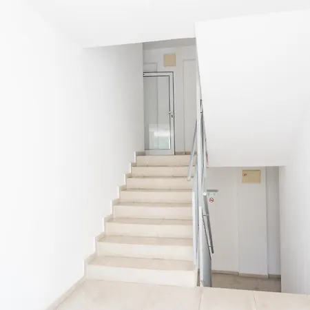 Stylish One Bedroom With Swimming Pool