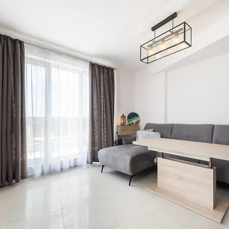 Stylish One Bedroom With Swimming Pool *