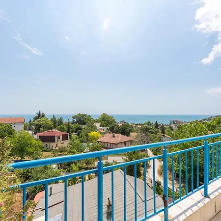 Stylish One Bedroom With Swimming Pool