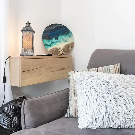 Stylish One Bedroom With Swimming Pool