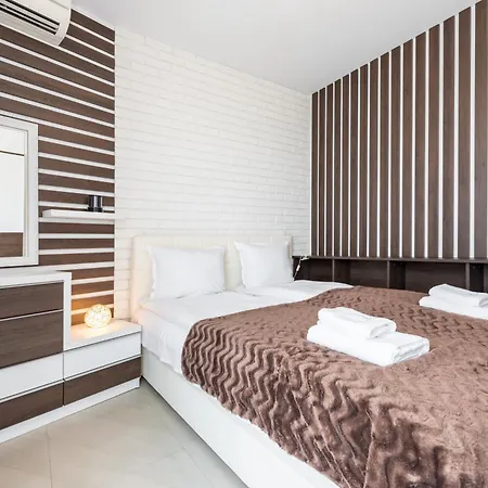 Stylish One Bedroom With Swimming Pool *